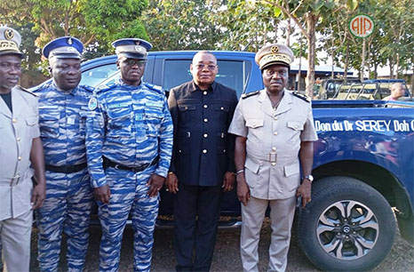Côte d’Ivoire – AIP/ Le ministre Serey Doh dote la gendarmerie de Bangolo d’un véhicule