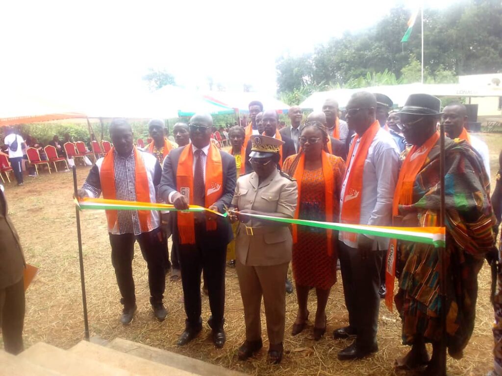 Côte d’Ivoire-AIP/ La fondation LONACI offre un bâtiment de trois classes équipées à l’EPP COOP-CA SCAK d’Afféry