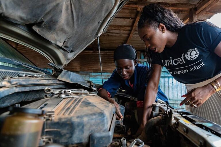 Côte d’Ivoire-AIP/L’UNICEF présente l’athlète Murielle Ahouré comme modèle pour les filles en formation dans le Bas-Sassandra Murielle Ahouré et une apprenante de la mécanique au centre de service civique de Guédipo, dans le département de Sassandra, lors d’une mission avec l’UNICEF en octobre 2024
