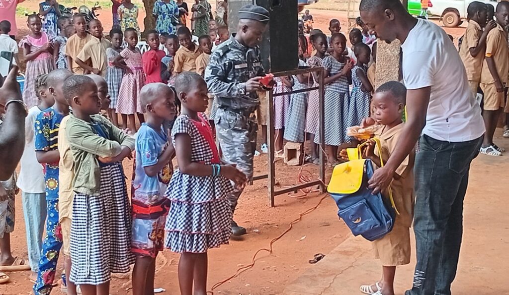 Côte d’Ivoire – AIP/ L’ONG Appui distribue des kits scolaires à 100 écoliers vulnérables de l’EPP Huberson 2 de Daloa