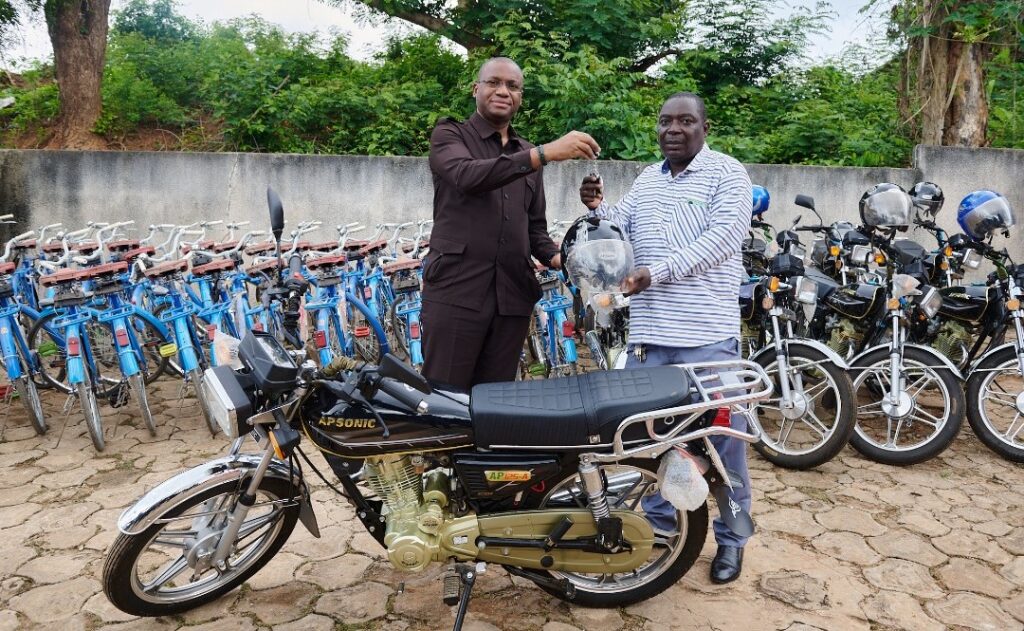 Côte d’Ivoire – AIP/ Projet PREMOPEF : des moyens de mobilité et du matériel informatique remis aux personnes ressources