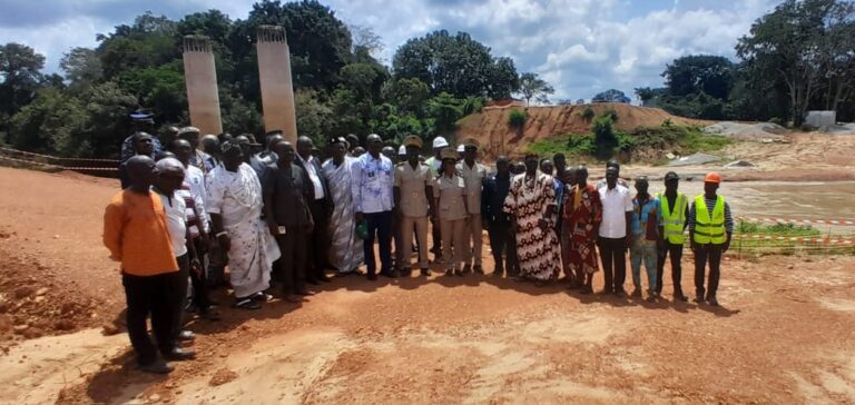 Côte d’Ivoire – AIP / Le préfet de Ouellé satisfait du niveau d’exécution des travaux du pont de Potossou