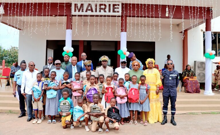 Côte d’Ivoire – AIP / Adama Coulibaly offre 2 000 kits scolaires aux élèves de la commune de Dimbokro