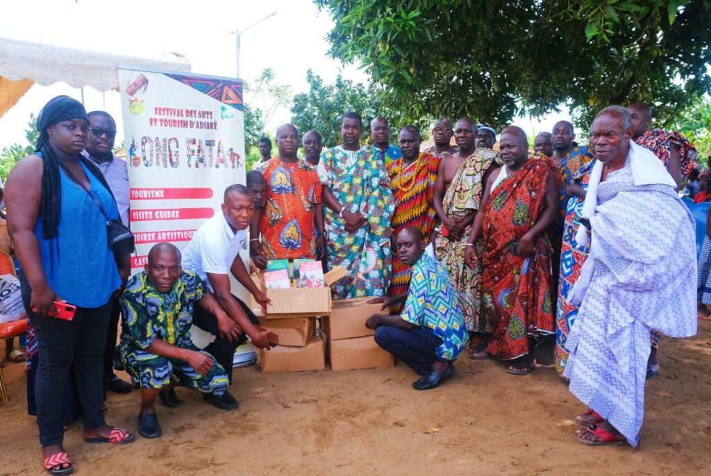 Côte d’Ivoire / AIP : L’ONG « Festival des arts et du tourisme d’Adiaké » fait don de livres au groupe scolaire d’Abiaty