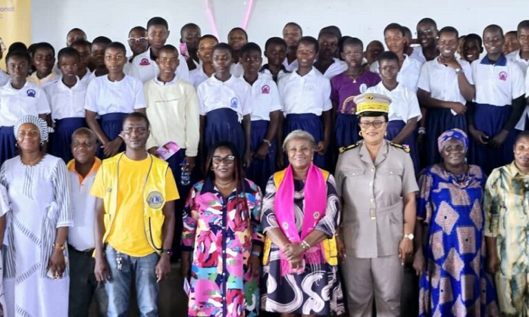 Côte d’Ivoire-AIP/ Le Lions club instruit des jeunes filles de Tiassalé sur la prévention précoce du cancer du sein