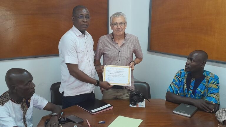 Côte d’Ivoire – AIP / Un ex-professeur du Lycée moderne de Ouéllé fait citoyen d’honneur de la ville