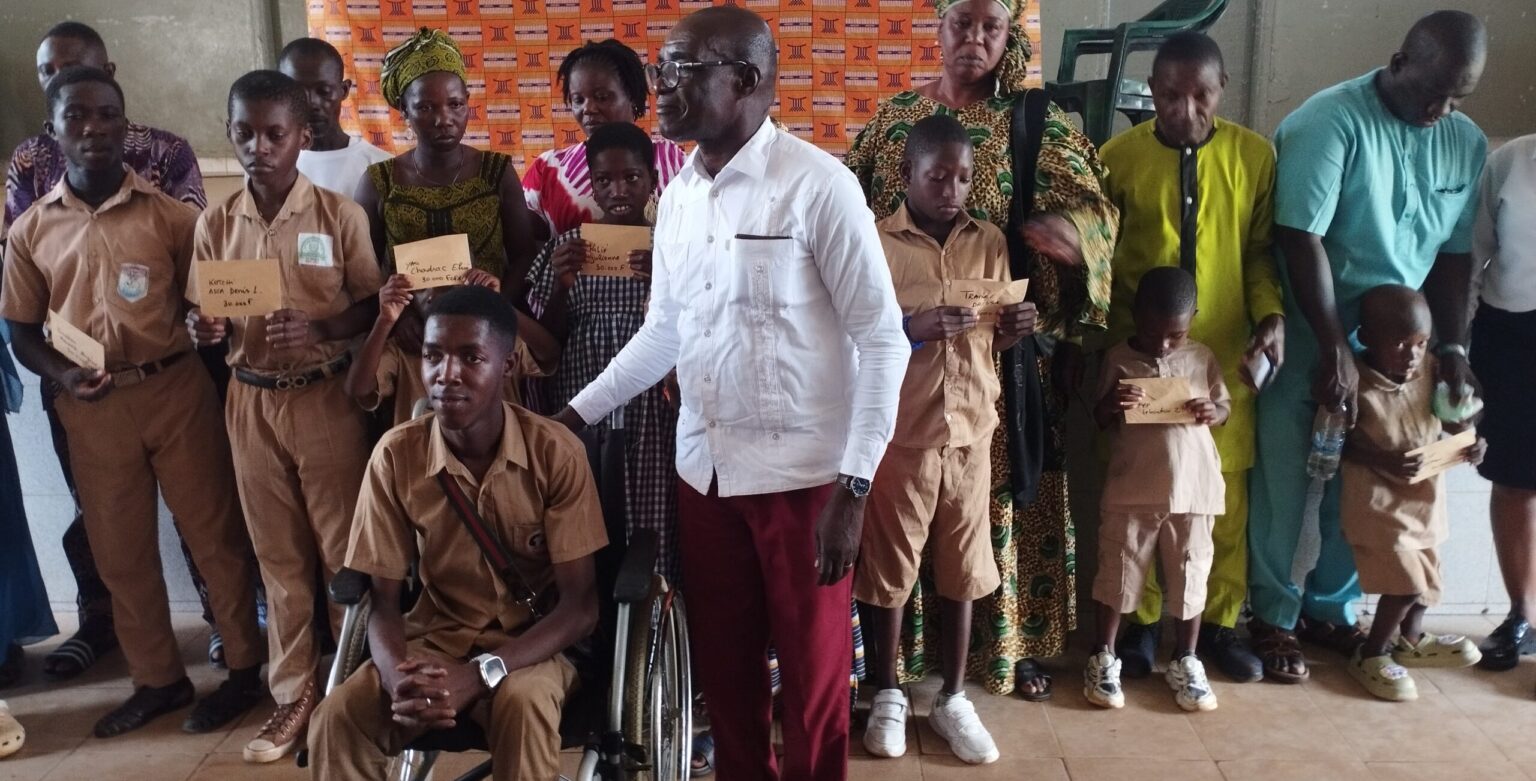 Côte d’Ivoire -AIP/ Trente-deux élèves des Grands ponts bénéficient d’une opération solidarité à Dabou