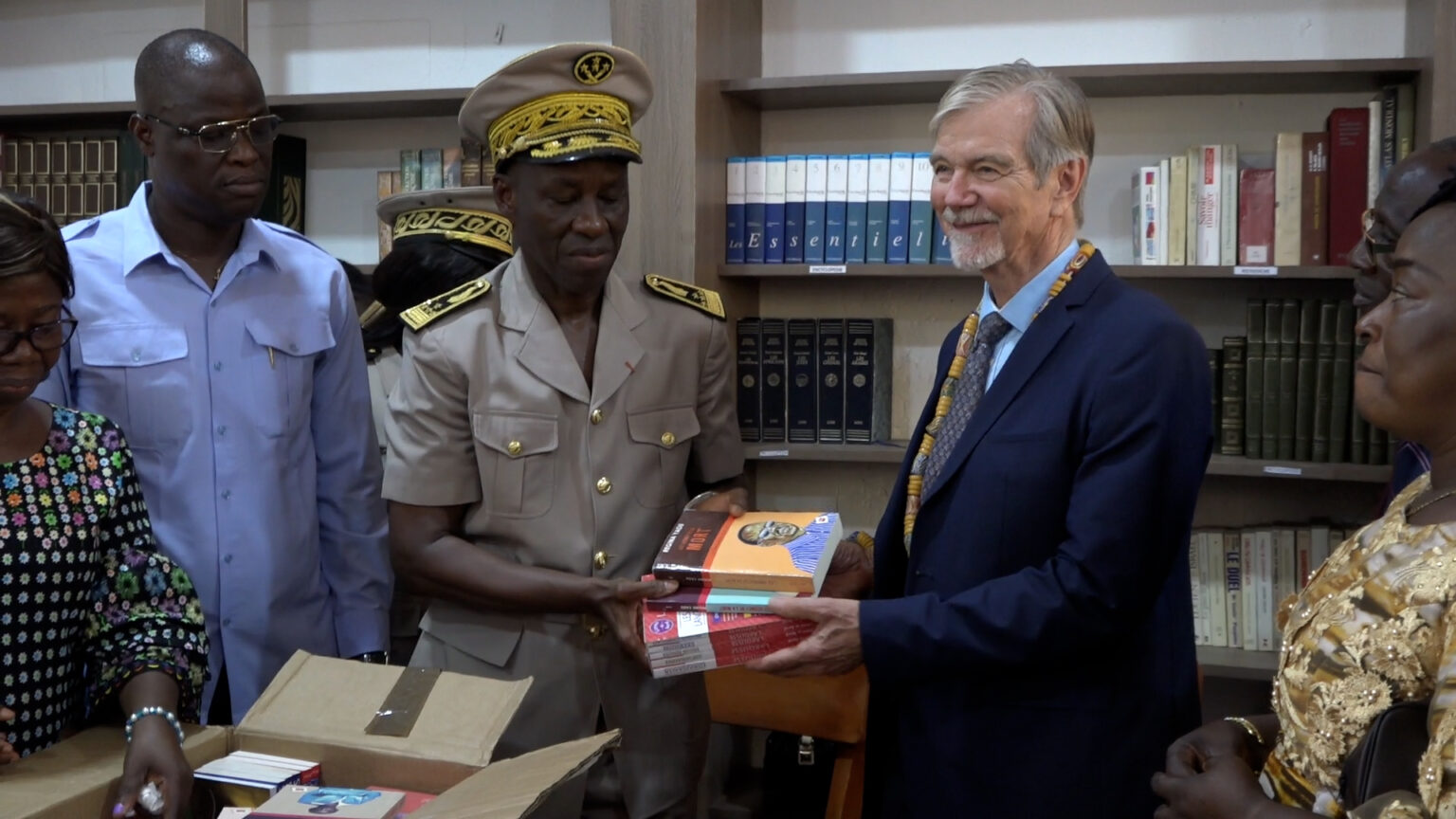 Côte d’Ivoire-AIP / La bibliothèque réhabilitée du Lycée moderne Aka Aouélé inaugurée