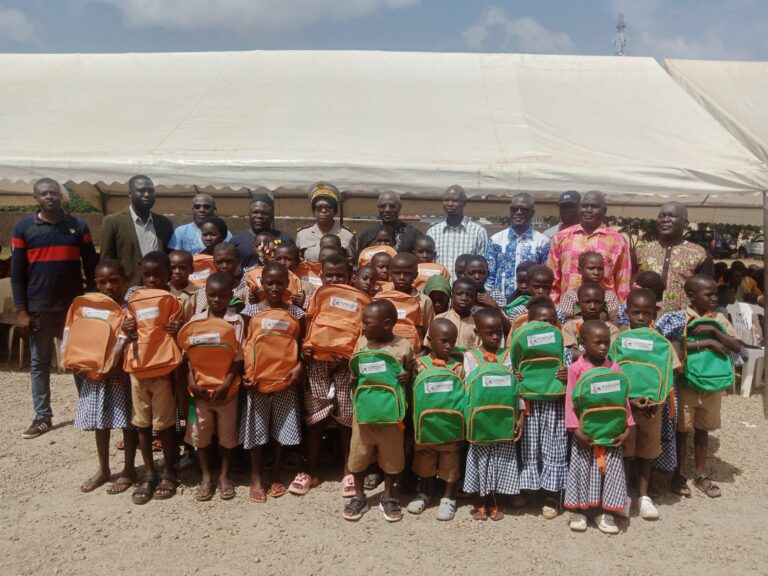Côte d’Ivoire-AIP/ Plus de 200 kits scolaires offerts aux enfants des producteurs de coton et d’anacarde