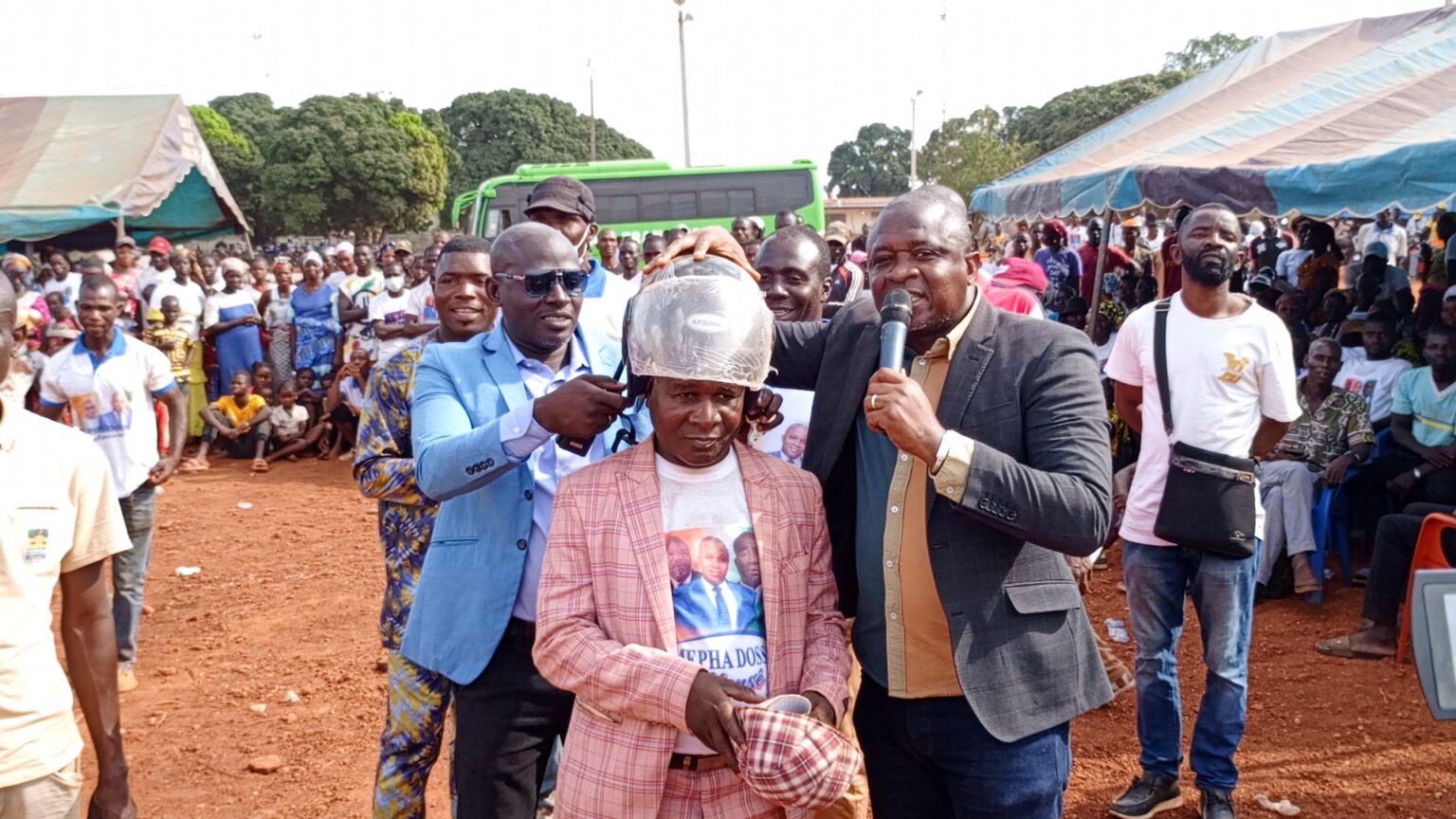 Côte d’Ivoire AIP / Un cadre du Béré offre des casques de moto et ustensiles de cuisine à des jeunes et femmes de Kongasso