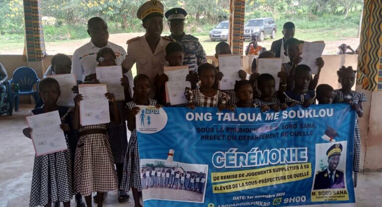 Côte d’Ivoire – AIP/ Une ONG remet 55 jugements supplétifs à des écolières de trois villages de Ouellé