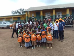 Côte d’Ivoire-AIP/ Le Conseil coton et l’anacarde offre 240 kits solaires aux enfants de producteurs du village de Gaïzra – AIP Côte d’Ivoire-AIP/ Le Conseil coton et l’anacarde offre 240 kits solaires aux enfants de producteurs du village de Gaïzra – AIP