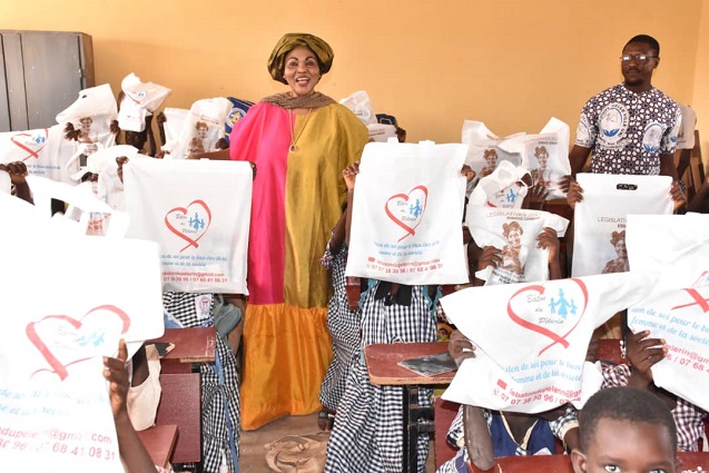 Côte d’Ivoire-AIP/ Une député offre des kits scolaires aux élèves de la commune de Korhogo