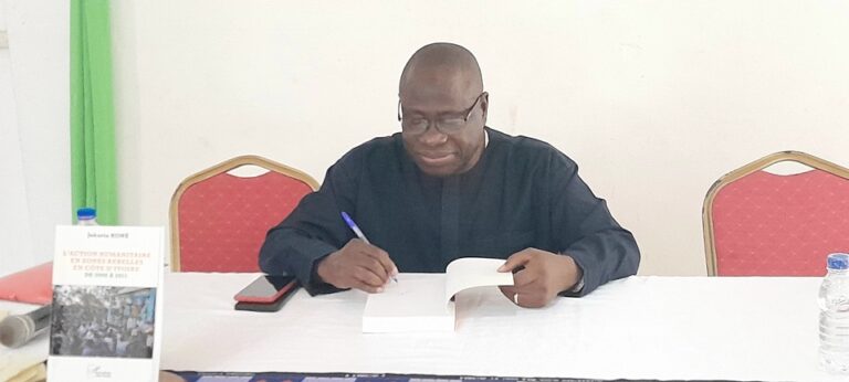 Côte d’Ivoire-AIP / Jakaria Koné dédicace son premier ouvrage sur l’action humanitaire en zones rebelles en Côte d’Ivoire de 2002 à 2011