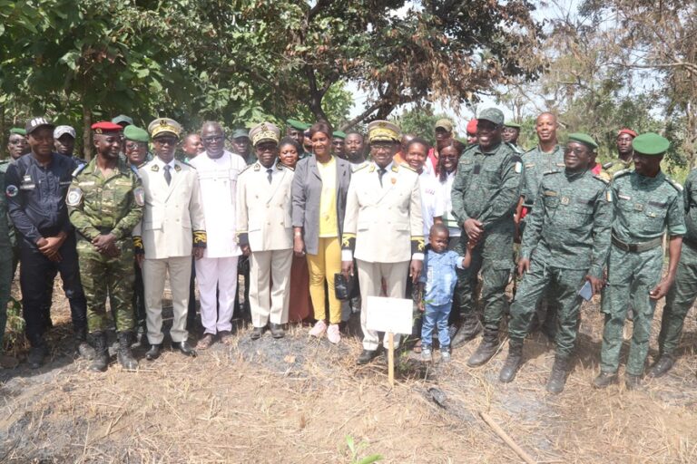 Côte d’Ivoire – AIP/ Les agents des Eaux et Forêts de Bondoukou célèbrent la paix par une opération de planting d’arbres