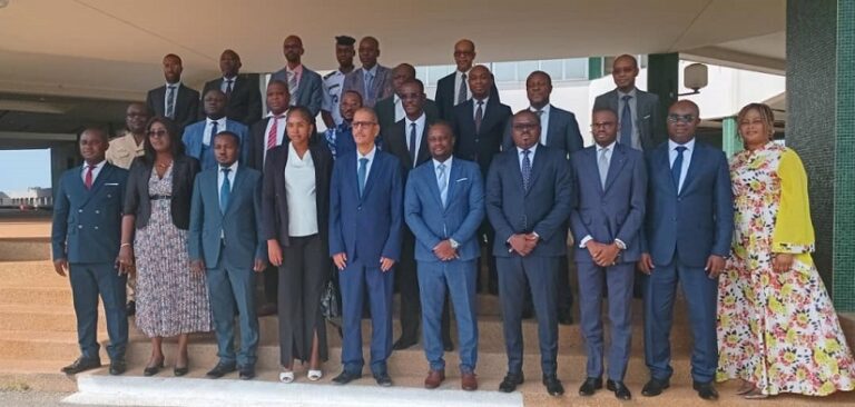 Côte d’Ivoire-AIP/ Des magistrats africains renforcent leurs compétences pour une meilleure gestion des litiges portuaires Les séminaristes et les officiels après la cérémonie d'ouverture