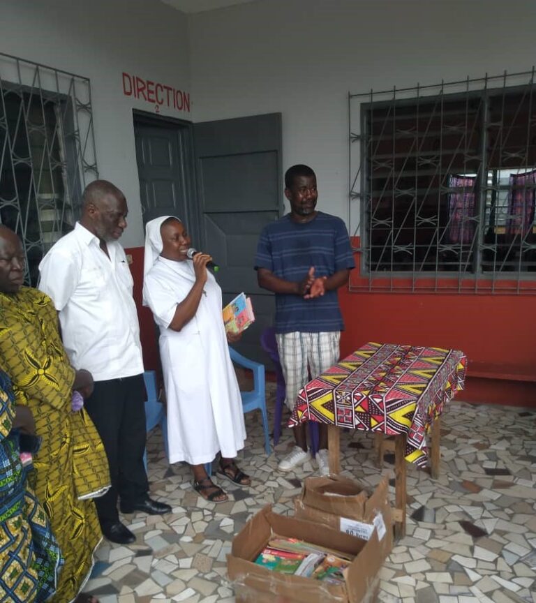 Côte d’Ivoire-AIP/ L’ONG FATA offre des livres à l’école primaire catholique de la paroisse Saint Louis d’Adiaké