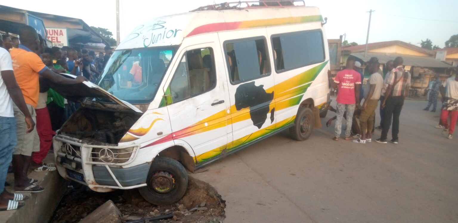 Côte d’Ivoire – AIP/ Un minicar termine sa course dans un caniveau en plein marché de M’Bahiakro