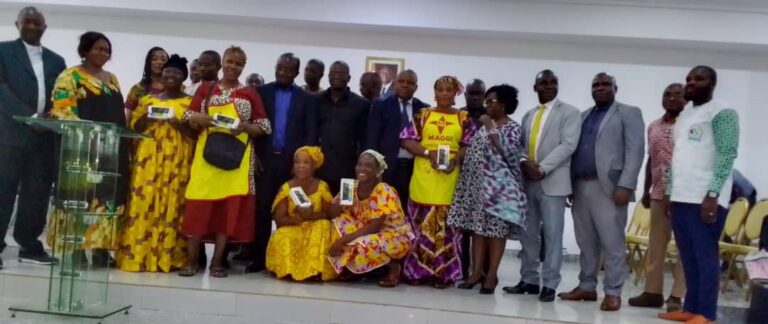 Côte d’Ivoire-AIP/ Plus de 200 smartphones pour favoriser l’alphabétisation numérique des femmes commerçantes de Koumassi