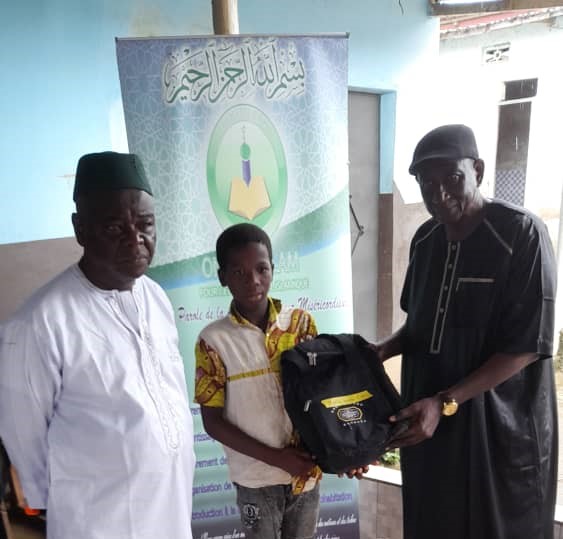 Côte d’Ivoire – AIP/ Distribution de kits scolaires aux élèves d’une école confessionnelle à Bonoua