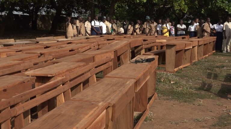 Côte d’Ivoire-AIP/ Le conseil régional du Worodougou équipe le lycée Dominique Ouattara de Séguéla en tables-bancs