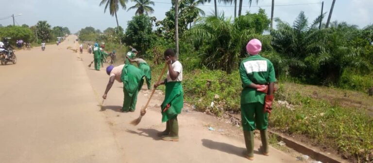 Côte d’Ivoire-AIP/Des jeunes issus du programme THIMO assainissent la ville Sakassou