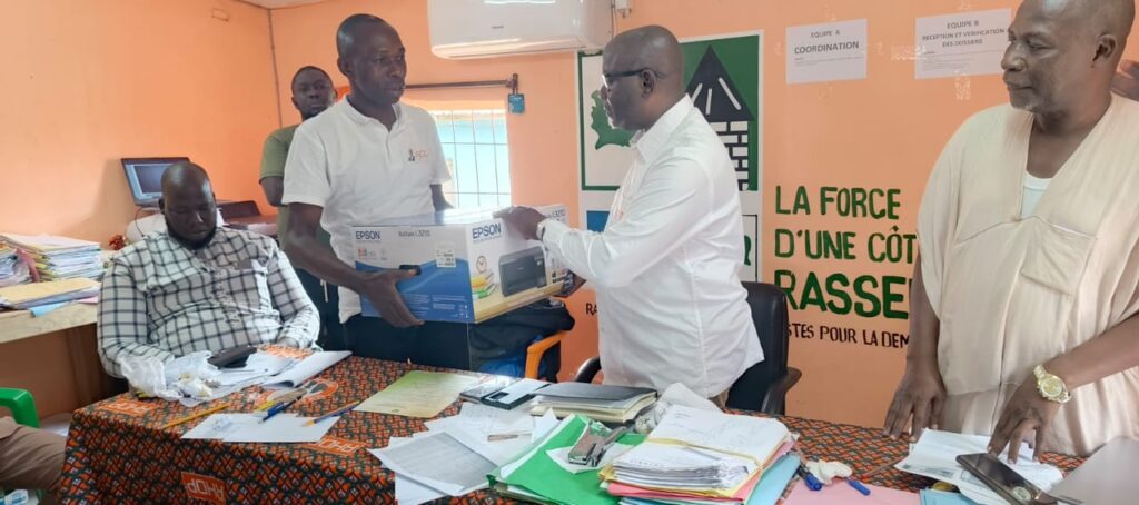Côte d’Ivoire-AIP/ Un cadre du RHDP offre une imprimante à l’équipe de l’opération E-militant de Garango