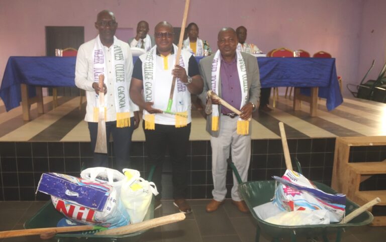 Côte d’Ivoire-AIP/ L’ ONG “années collèges Gagnoa” offre du matériel de salubrité aux lycées 1 et 2 de la ville