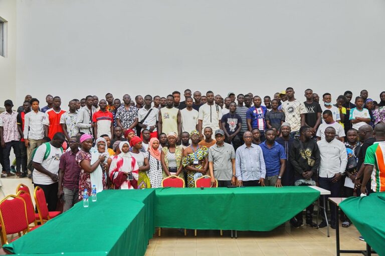 Côte d’Ivoire-AIP/ Adama Kamara échange avec des jeunes volontairement en retrait de la révision de la liste électorale à Odienné