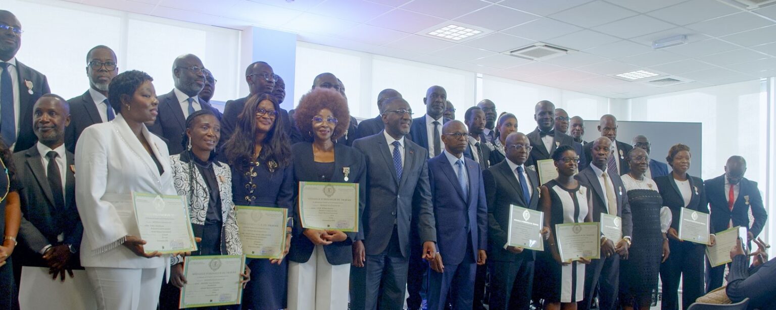 Côte d’Ivoire-AIP/ Le ministre Adama Kamara honore 41 agents d’une société par la médaille de travail