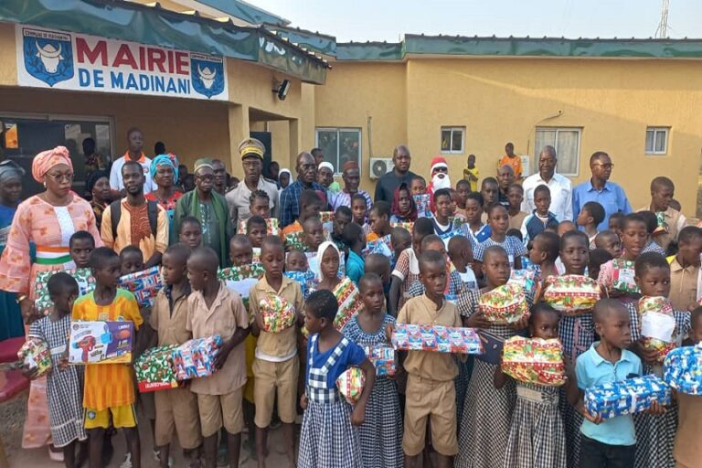 Côte d’Ivoire-AIP/ Un élu offre un arbre de noël aux meilleurs élèves du primaire à Madinani