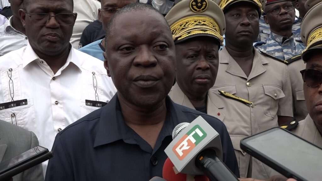 Côte d’Ivoire – AIP/ Après l’accident sur l’axe Issia – Daloa, Amadou Koné évoque de nouvelles mesures pour améliorer la sécurité routière Le ministre des Transports, Amadou Koné, s'adresse à des journalistes aux termes des sur le lieu de l'accident et à des blessées dimanche 8 décembre 2024 à Issia