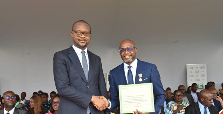 Côte d’Ivoire-AIP/Le ministère de l’Emploi honore 177 agents de la CIE par la médaille de travail