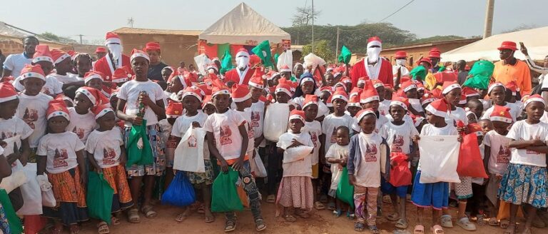Côte d’Ivoire-AIP/ Environ 600 enfants de la tribu Bounguè couverts de cadeaux par la mutuelle Eblaissou à Langbassou