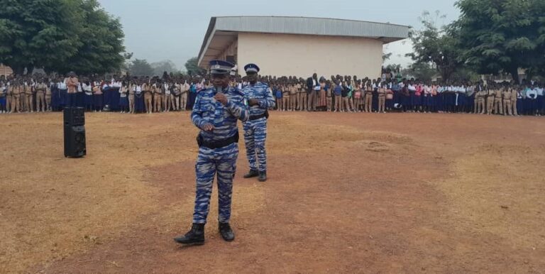 Côte d’Ivoire – AIP / Des gendarmes sensibilisent les élèves de Ouellé sur les congés anticipés et les « tontines de palabres »