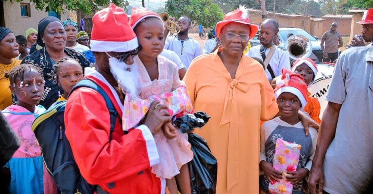 Côte d’Ivoire-AIP/ La 4e vice-présidente du Conseil régional de Gbêkê distribue des cadeaux de Noël à 500 enfants démunis de Tolla-village