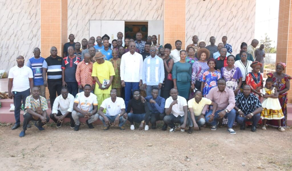 Côte d’Ivoire – AIP / Le président du conseil régional de l’Iffou offre 150 kits alimentaires aux membres du personnel