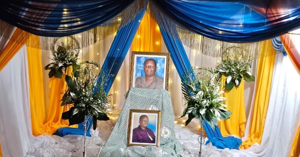 Côte d’Ivoire-AIP/ Hommage de la SODECI à l’ex-chef de centre de Tiébissou Chapelle ardente lors de la veillée hommage du chef de centre SODECI de Tiébissou, Yao Bakary ,mercredi 04 décembre 2024.