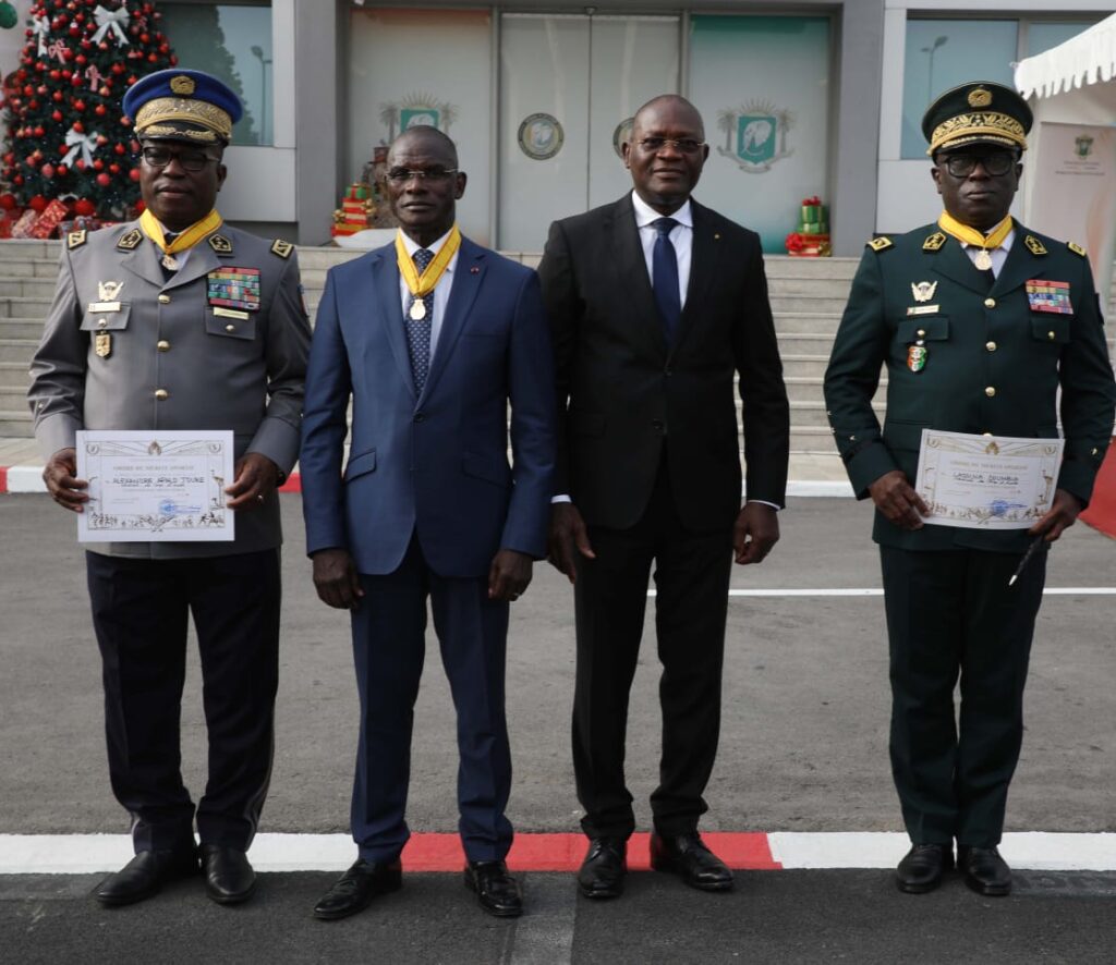 Côte d’Ivoire – AIP/ Une cinquantaine des forces de sécurité et de défense de la commission sûreté et sécurité du Cocan décorés dans l’ordre du mérite sportif ivoirien