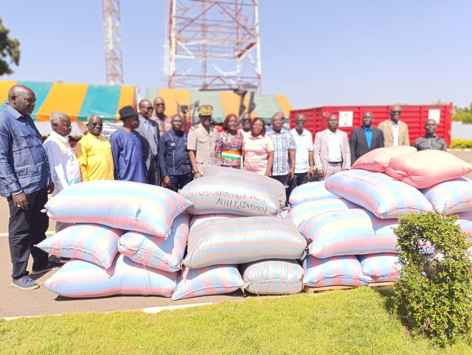 Côte d’Ivoire-AIP/ Une association de femmes offre une tonne de riz aux cantines scolaires de Boundiali