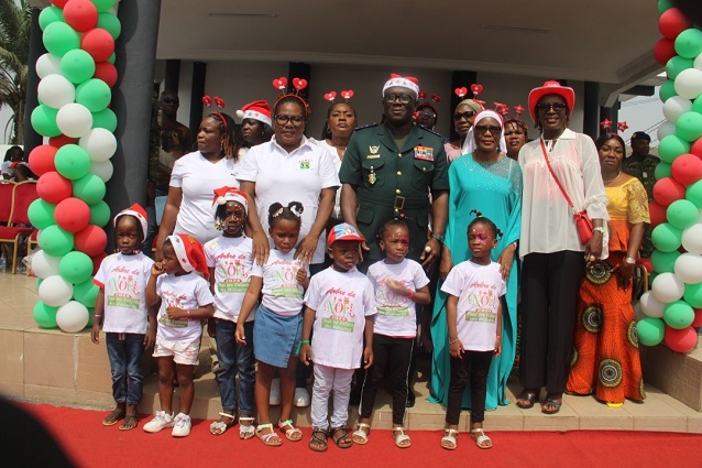 Côte d’Ivoire-AIP/ Arbre de Noël 2024: l’épouse du chef d’Etat major offre des cadeaux aux enfants des militaires