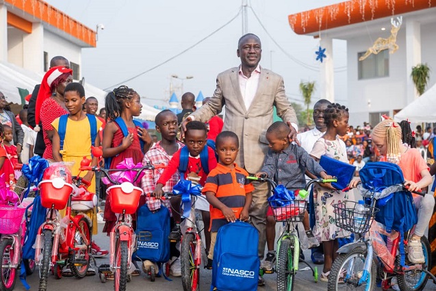 Côte d’Ivoire-AIP/ Arbre de Noël 2024: Le maire Adama Bictogo offre 12 000 cadeaux aux enfants de Yopougon