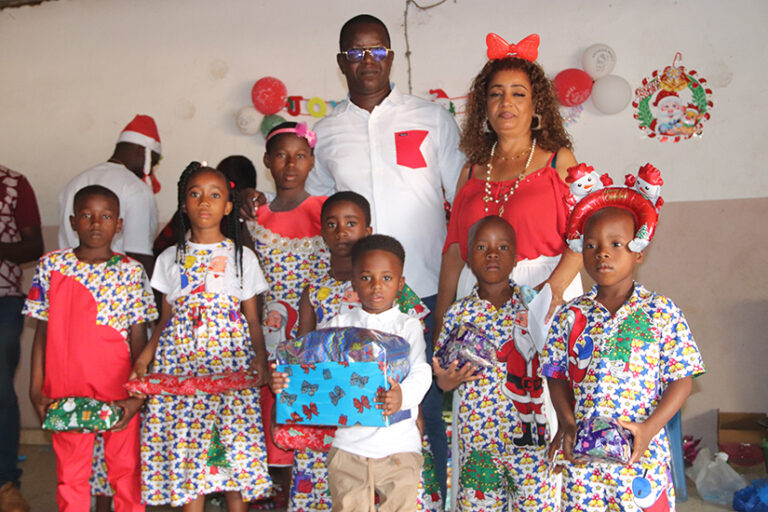 Côte d’Ivoire-AIP/ Arbre de Noël : Une opératrice économique offre des cadeaux à une centaine d’enfants à Bouaflé