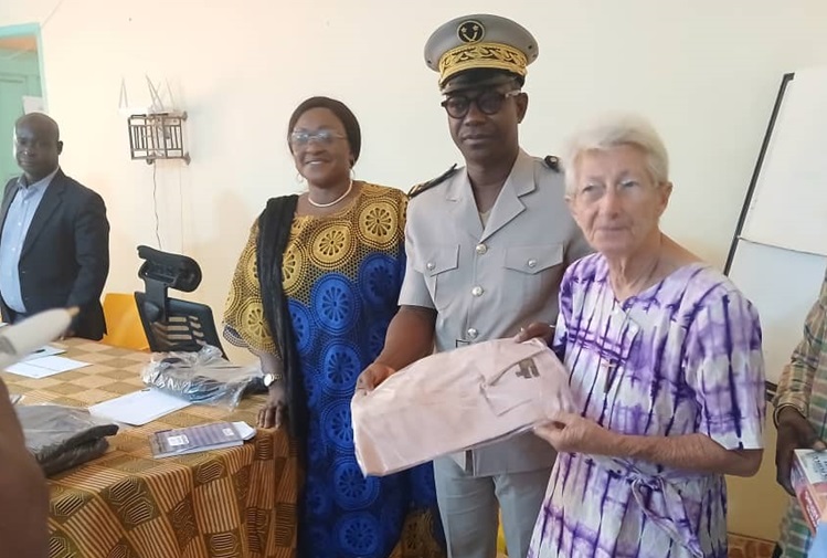 Côte d’Ivoire – AIP/ Une association remet des vêtements à des enfants et personnes vulnérables à Bondoukou