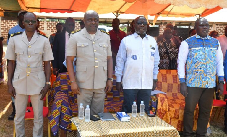 Côte d’Ivoire – AIP / Le maire de Daoukro remet les clés du deuxième bâtiment au directeur de l’EPP Dadiêkro