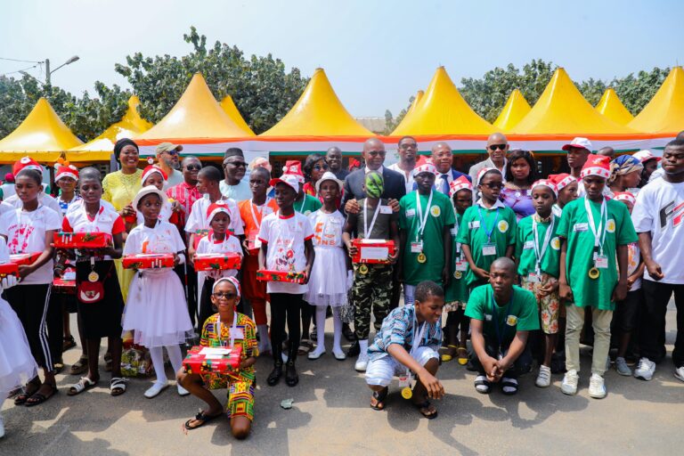 Côte d’Ivoire-AIP/Noël 2024 : Le ministre Adama Kamara comble 500 enfants vulnérables de cadeaux