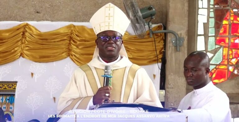 Côte d’Ivoire-AIP/ Mgr Jacques Assanvo Ahiwa invite les catholiques de Bouaké à l’humilité lors de sa première messe de Noël