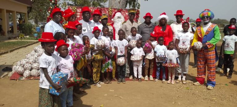Côte d’Ivoire – AIP / 1000 enfants de la région du Poro reçoivent leurs cadeaux de Noël à Lokoli