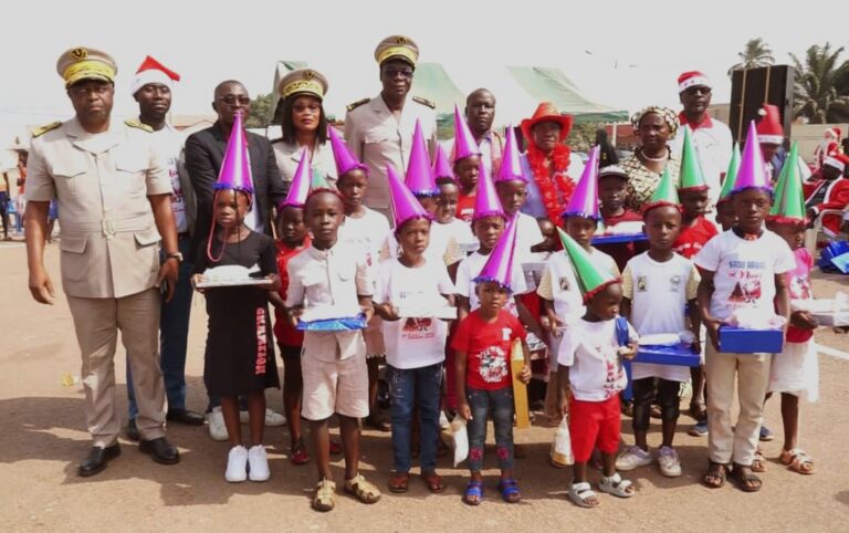 Côte d’Ivoire – AIP / Arbre de Noël 2024 : le personnel du centre social de Daoukro cadeaute 600 enfants