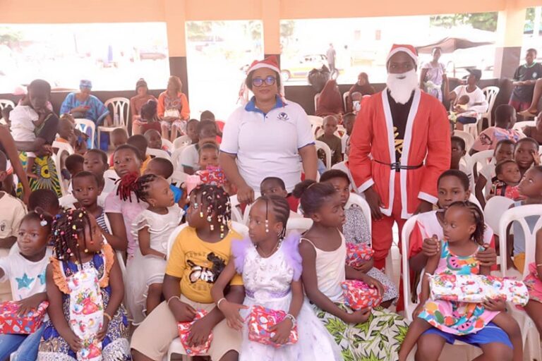 Côte d’Ivoire – AIP/ Arbre de Noël 2024: une ONG offre des cadeaux aux enfants orphelins et de la rue à Port-Bouet